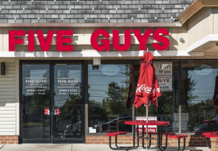 Außenansicht eines Five Guys-Restaurants