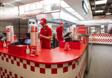Mitarbeiter hinter der Theke bei Five Guys