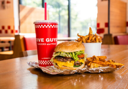 Ein Burger, Pommes und Milchshake