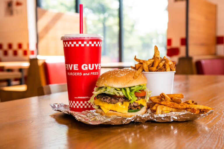 Ein Burger, Pommes und Milchshake