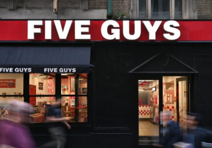 Außenansicht eines Five Guys-Restaurants